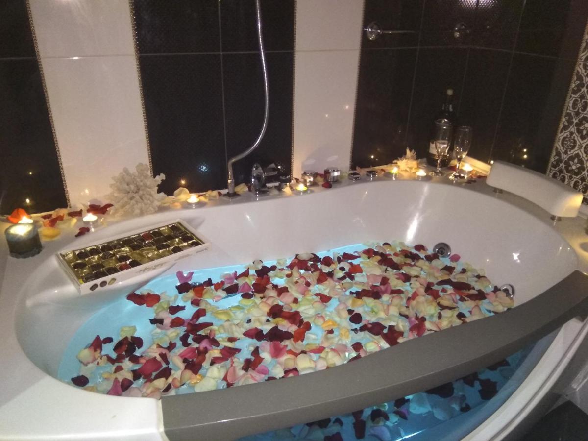 Home In Center With Jacuzzi Ivano Frankivsk Bagian luar foto
