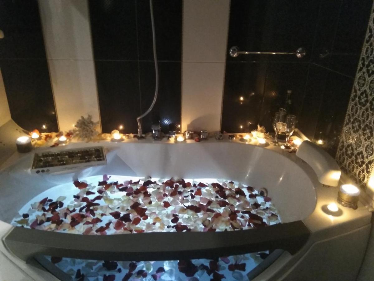 Home In Center With Jacuzzi Ivano Frankivsk Bagian luar foto