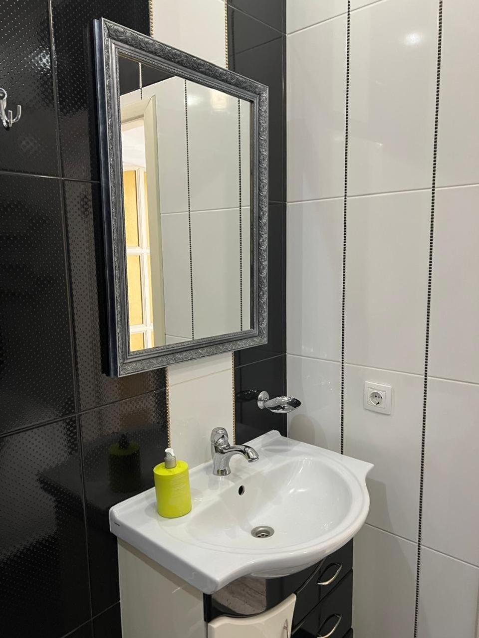 Home In Center With Jacuzzi Ivano Frankivsk Bagian luar foto