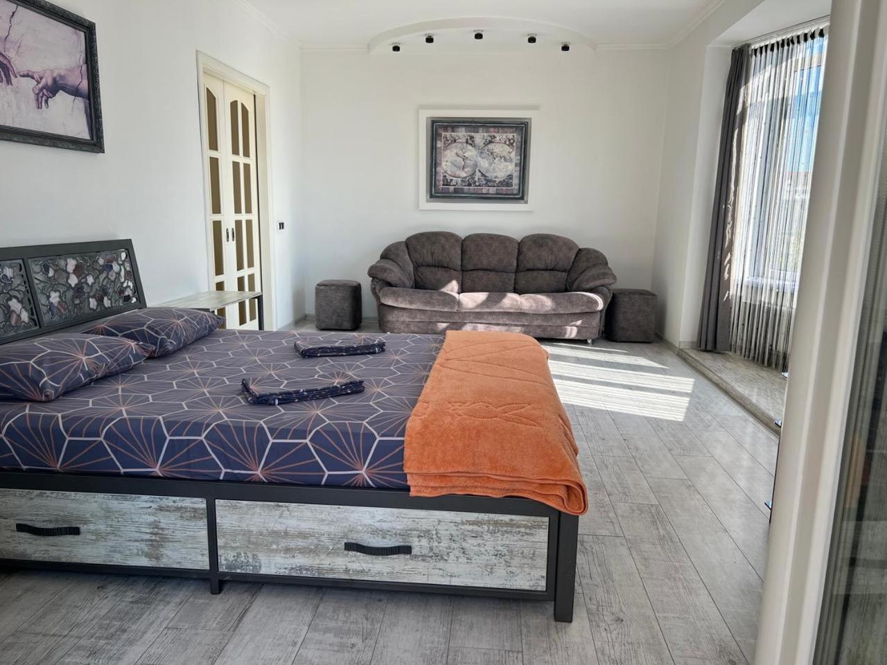 Home In Center With Jacuzzi Ivano Frankivsk Bagian luar foto